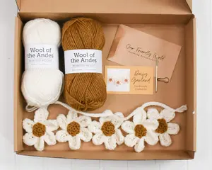Daisy Garland Crochet Kit - Handmade Eco-Friendly DIY Craft for Knitting and Crochet Enthusiasts