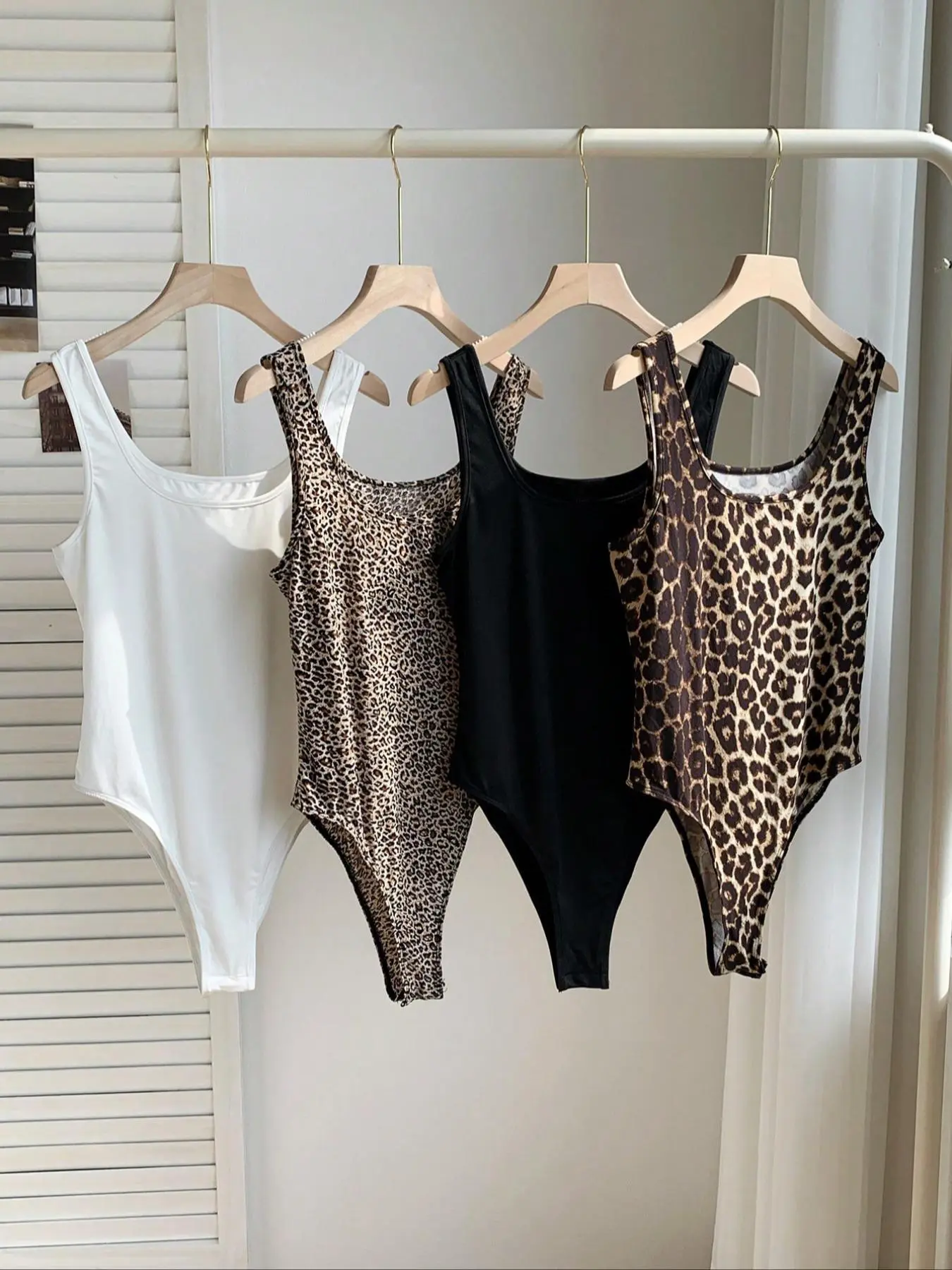 Women's Solid / Leopard Print Snap Closure Crotch Design Bodysuit, Casual Comfy Sleeveless Scoop Neck Bodysuit for Summer, Ladies Clothes for Daily Wear