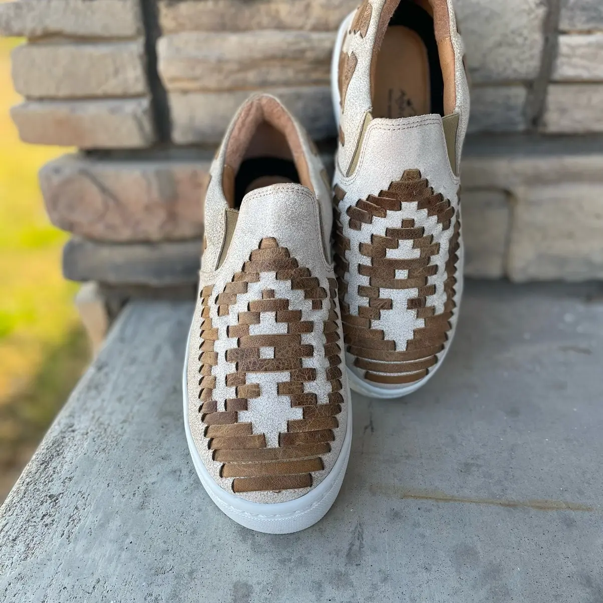 Dakota Women's Leather Tennis Shoe with Elastic Fit and Vintage Accents