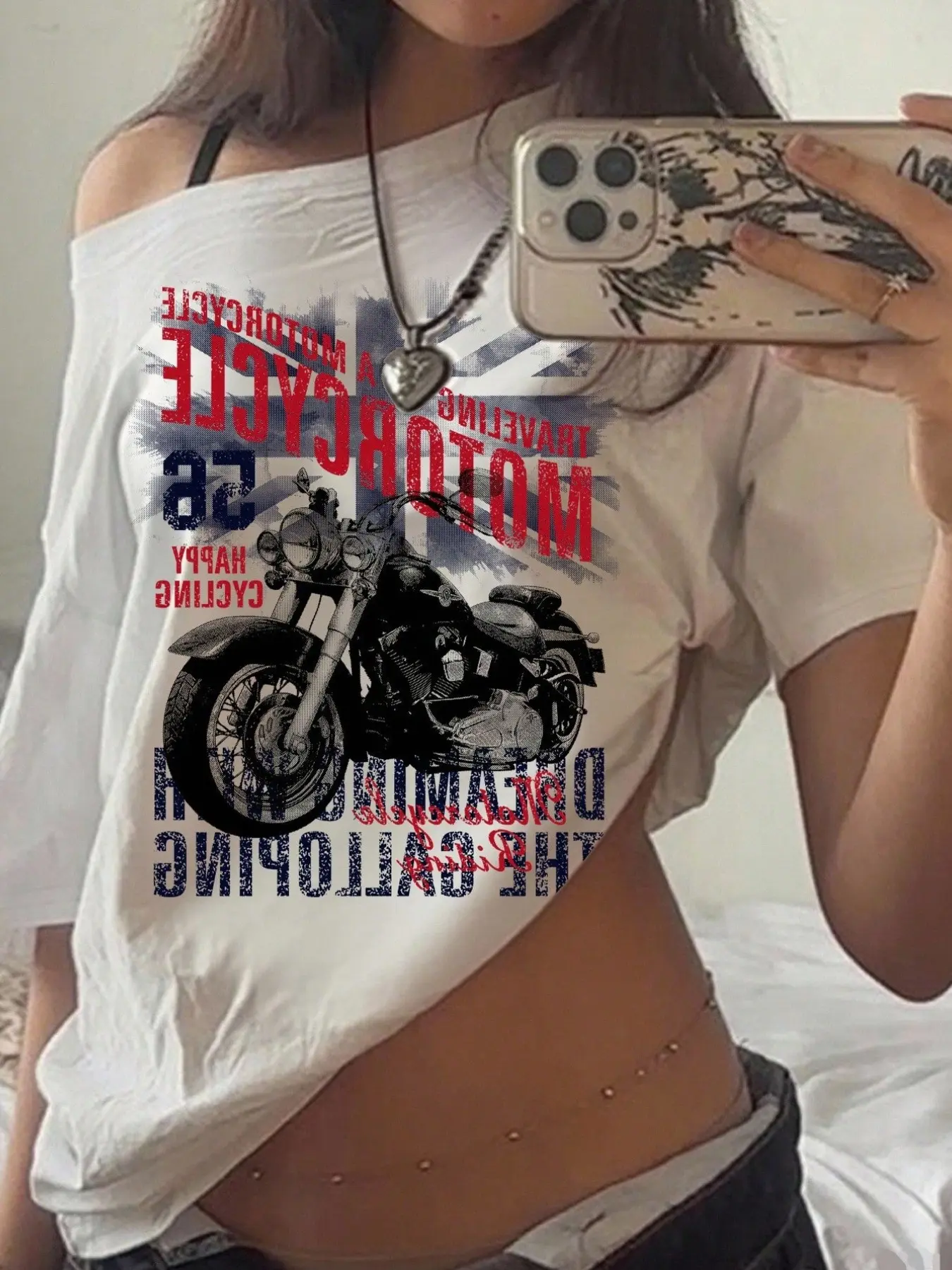 Y2K Grunge Aesthetic Retro Vintage British Flag Motorcycle Graphic Off Shoulder Cropped T-Shirt for Women, 90s Biker Streetwear Distressed Print Casual Loose Fit Short Sleeve Tee, Casual Summer Chic, Summer Daily Wear Fashion Top, Casual Stylish Clothing