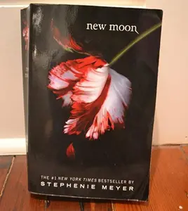 USED-New Moon by Stephenie Meyer (Paperback)