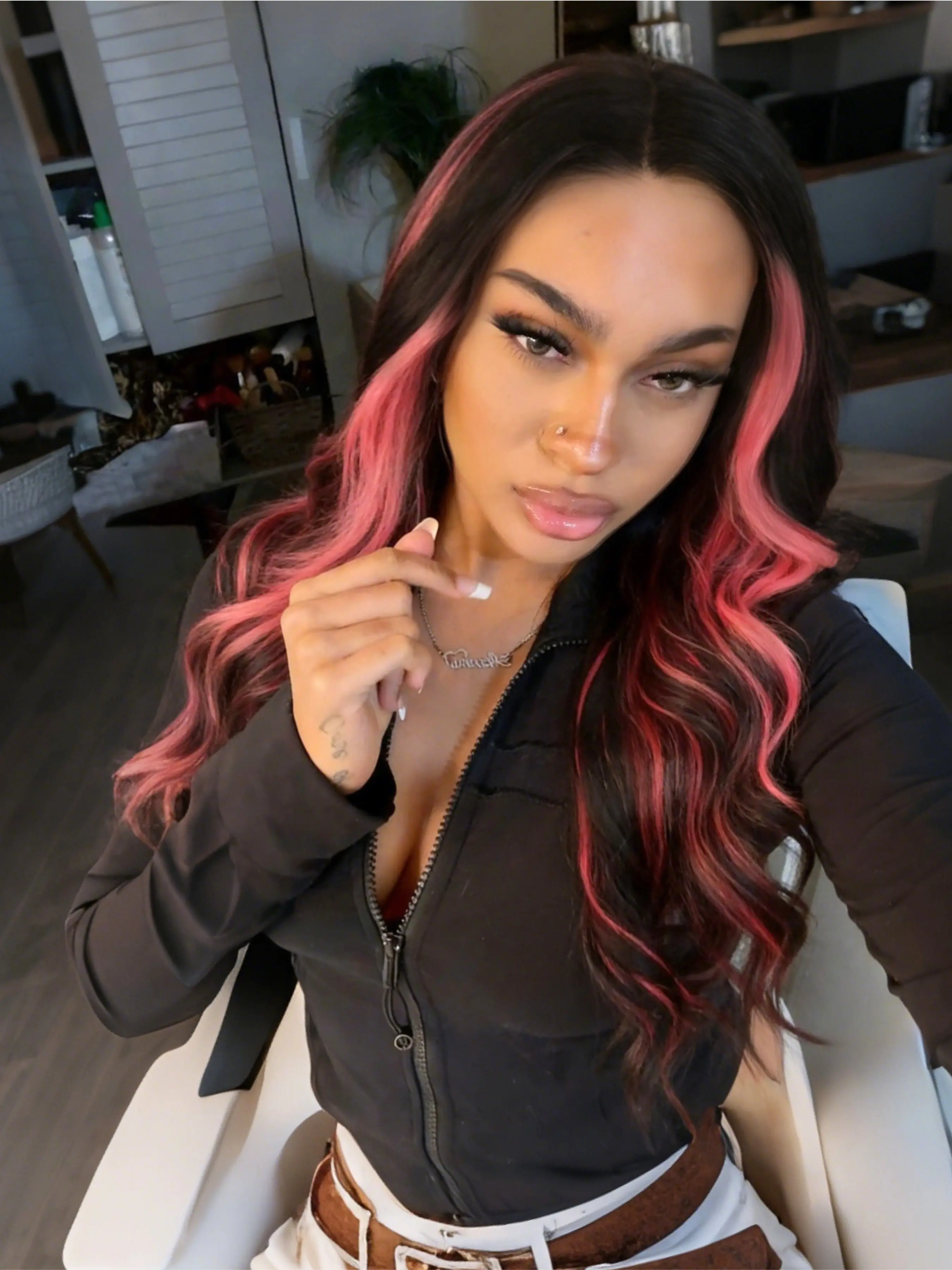 Black Pink Highlight Wavy Wigs 13x4 Lace Front Wigs Pre-Plucked Hairline Glueless Hairline Wig Synthetic Wig Valentine Look Body Wave Wig, Water Wave Wig Valentine's Day for Women Daily Wear Party 28 Inch Lace Frontal Wigs