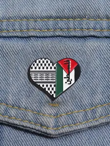Colorblock Heart Shaped Flag Design Brooch, Fashion Alloy Badge for Daily Clothing Decor, Trendy All-match & Exquisite Brooch for Birthday Gift, Jewelry