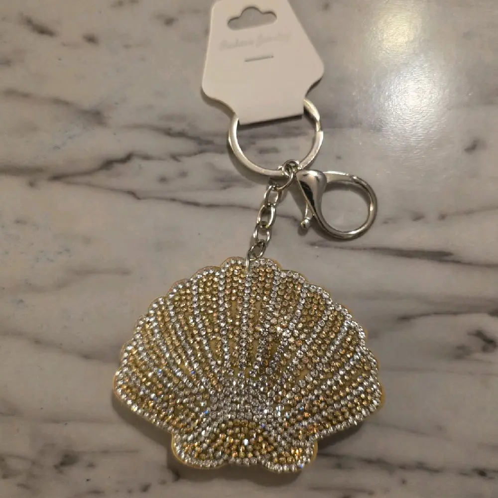 Elegant Shell Keychain with Rhinestones, Silver Tone Chain, and Secure Clasp for Everyday Use
