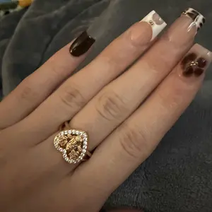 Heart-shaped white diamond Mother Mary flower ring, Heart cluster ring, a popular choice in Europe and America, a niche, lightweight, luxury-feel ring for wholesale purchase.