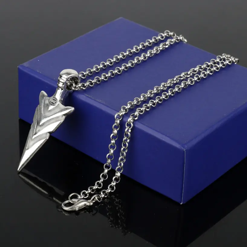 2PCS Luminous Necklace ARROW Green Arrow Luminous Pendant Fashion Creative Alloy Chain