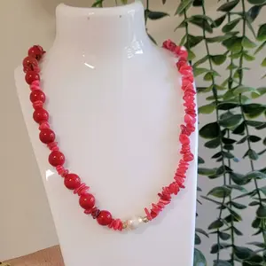 Collar Rojo Estilo Coral con Perla Barroca
