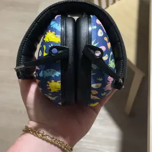 Vanderfields Kids Hearing Protection Ear Muffs 33dB - Broad Noise Cancelling Earmuffs for Children Age 3 to 12 - Adjustable Foldable Design for Concerts, Fireworks and Loud Events