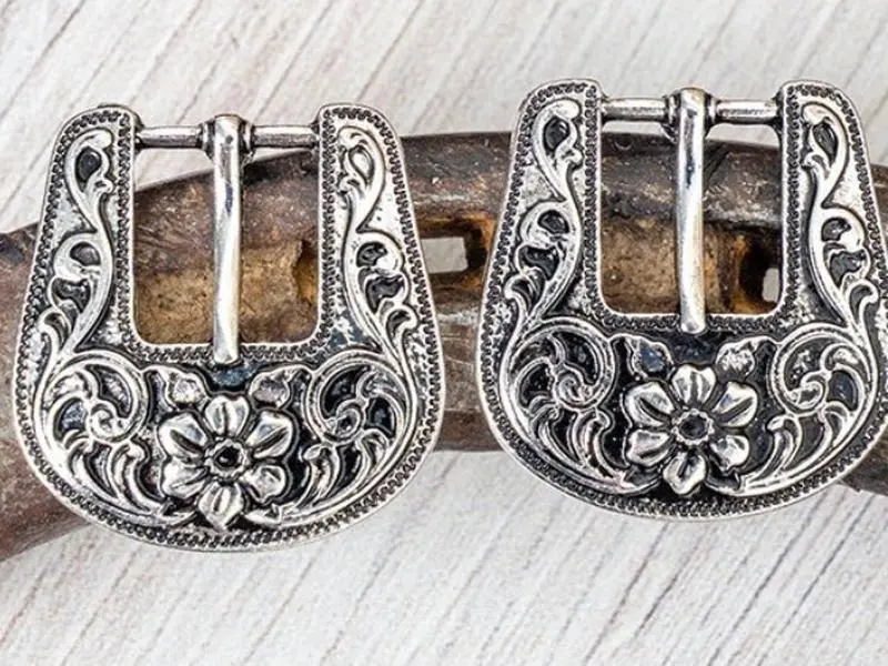 TIPI HEARTLAND BLOOM BUCKLE SILVERTONE EARRINGS