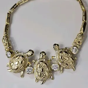 Brazalete de 3 Tortugas Doradas Laminated Water-Resistant Bracelet with Sparkling Accents