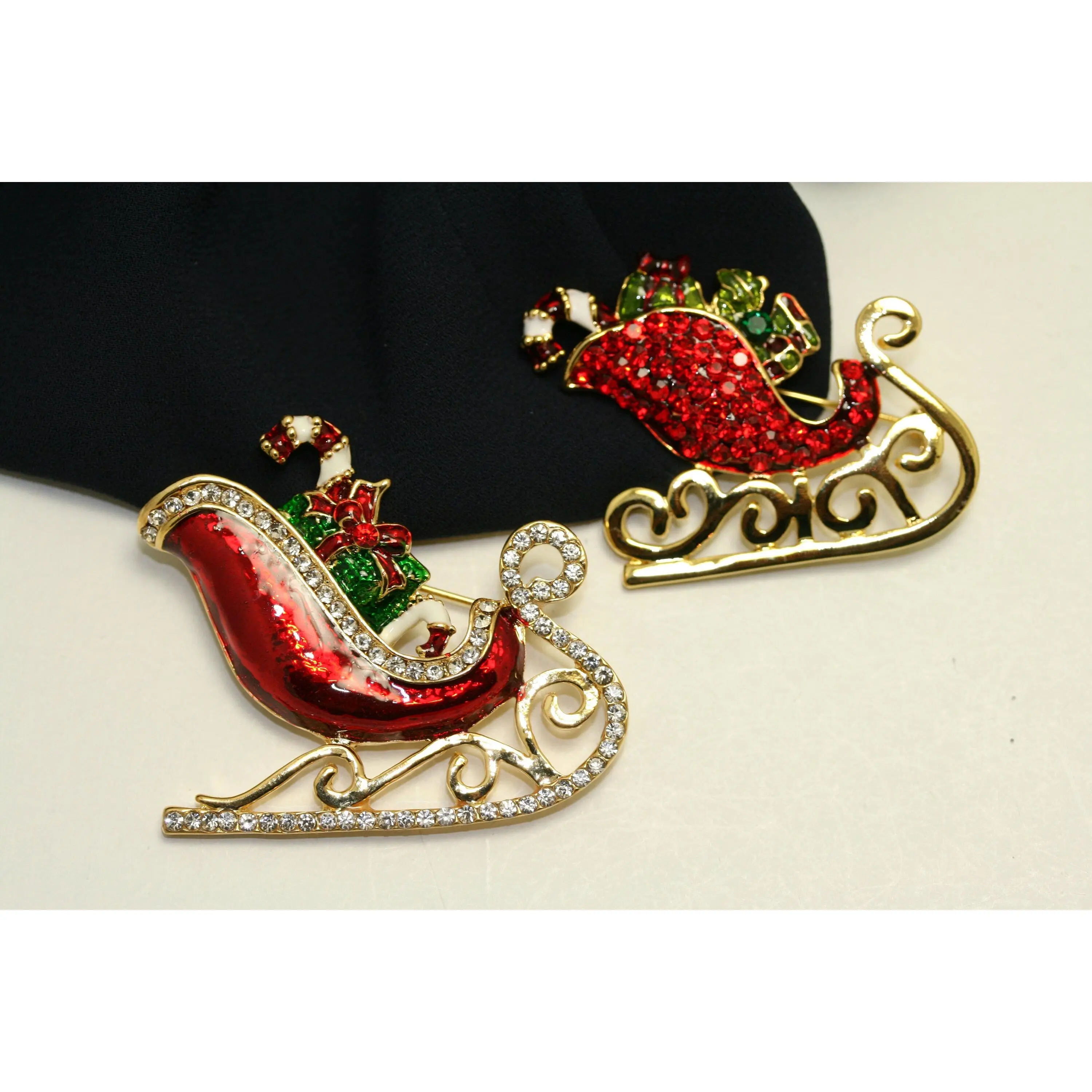 Rhinestone Enamel Christmas Santa Sleigh Brooch - Decorative Pins, Lapel Pin, Emblem Badge, Holiday Fashion Clothes Collar Gift Jewelry Accessory, Christmas Gift Ideas, Collectibles, Safety Clasp, Holiday Theme, Metallic Finish, 2¼X1¾ Inch, Sparkling Ston