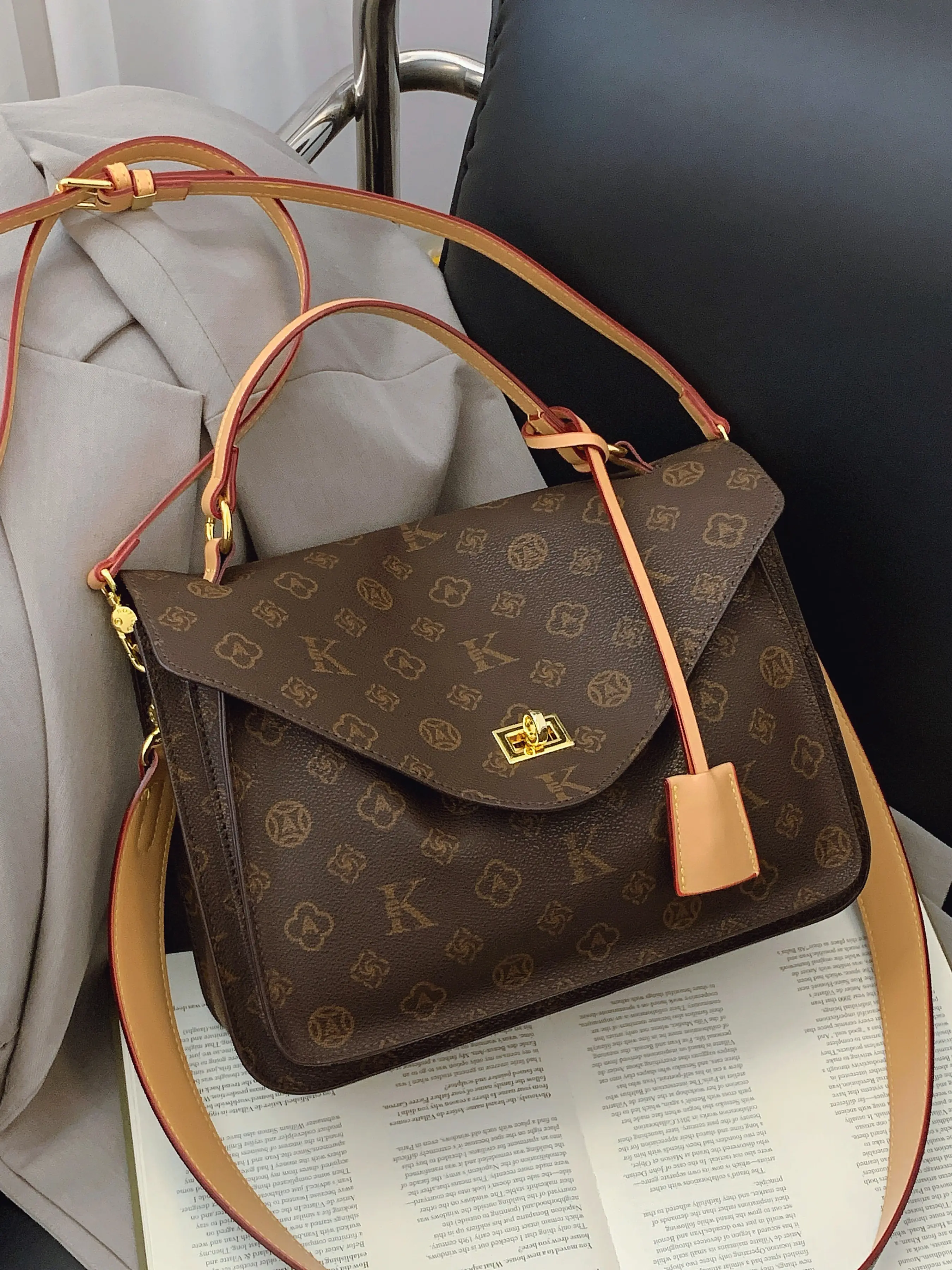 New High-End Women's Bag, Fashion Crossbody Shoulder Handbag, Vintage Large Capacity Backpack, Versatile Messenger Bag, Fashionable Handbag, Stylish Crossbody Bag, Fashionable Patterned Bag