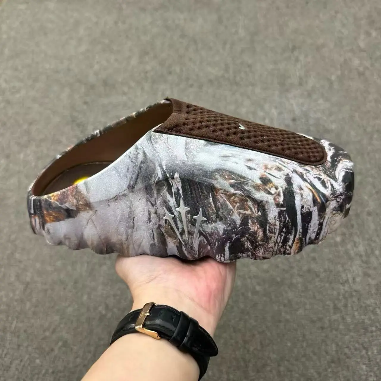 Men Camo Print Closed‑Toe Mule Slippers Yellow Dotted Non‑Slip Outsole Chunky Wavy Thick Sole Soft EVA Slip‑On Slides Hip‑Hop Street Indoor Outdoor Sandals