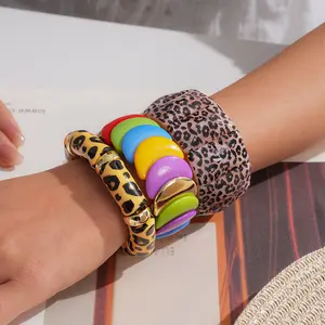 A retro high-end acrylic smudge round leopard print splicing bracelet.