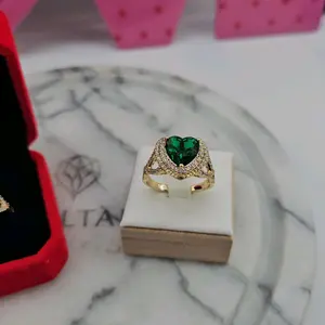 (R39)  green heart ring elegant and beautiful
