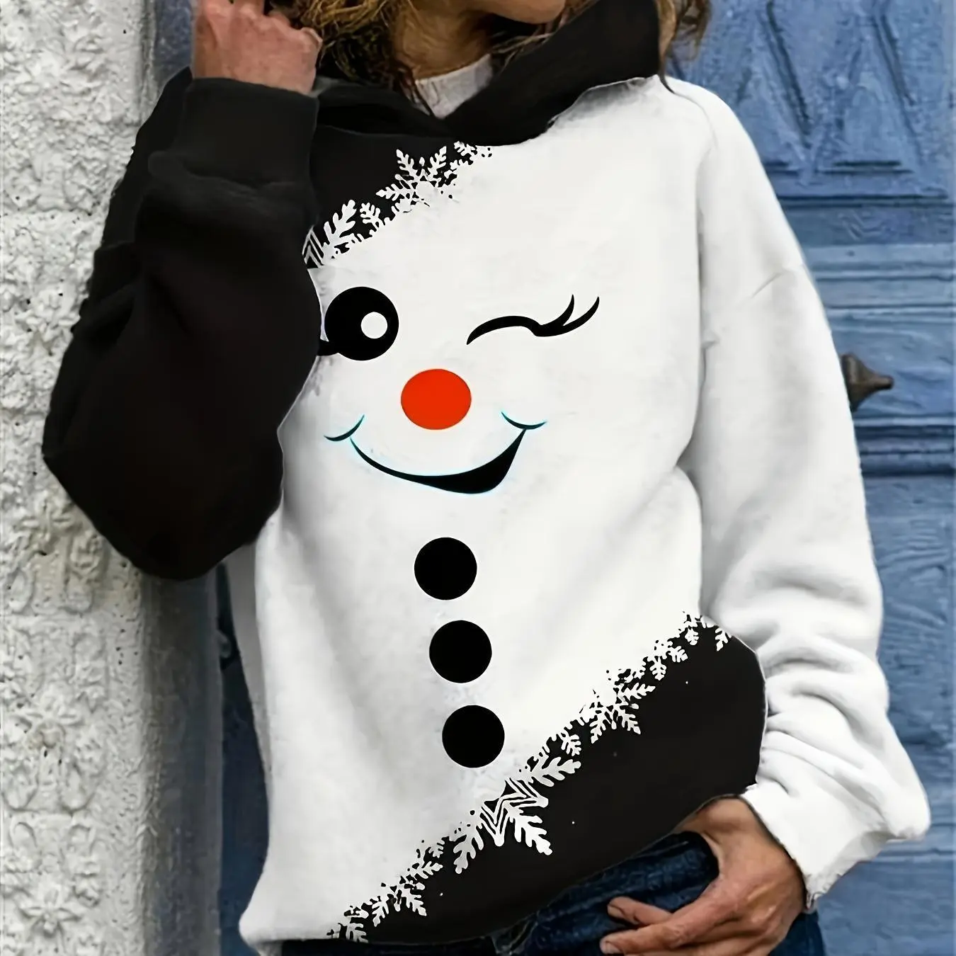 Women's Christmas Snowman Winking Hoodie with Snowflake Contrast Sleeves - Cozy Fleece-Lined Pullover, Machine Washable Winter Sweatshirt for Holiday Parties & Casual Outfits, Seasonal Pullover, Playful Festive Design, Medium Elasticity Fabric