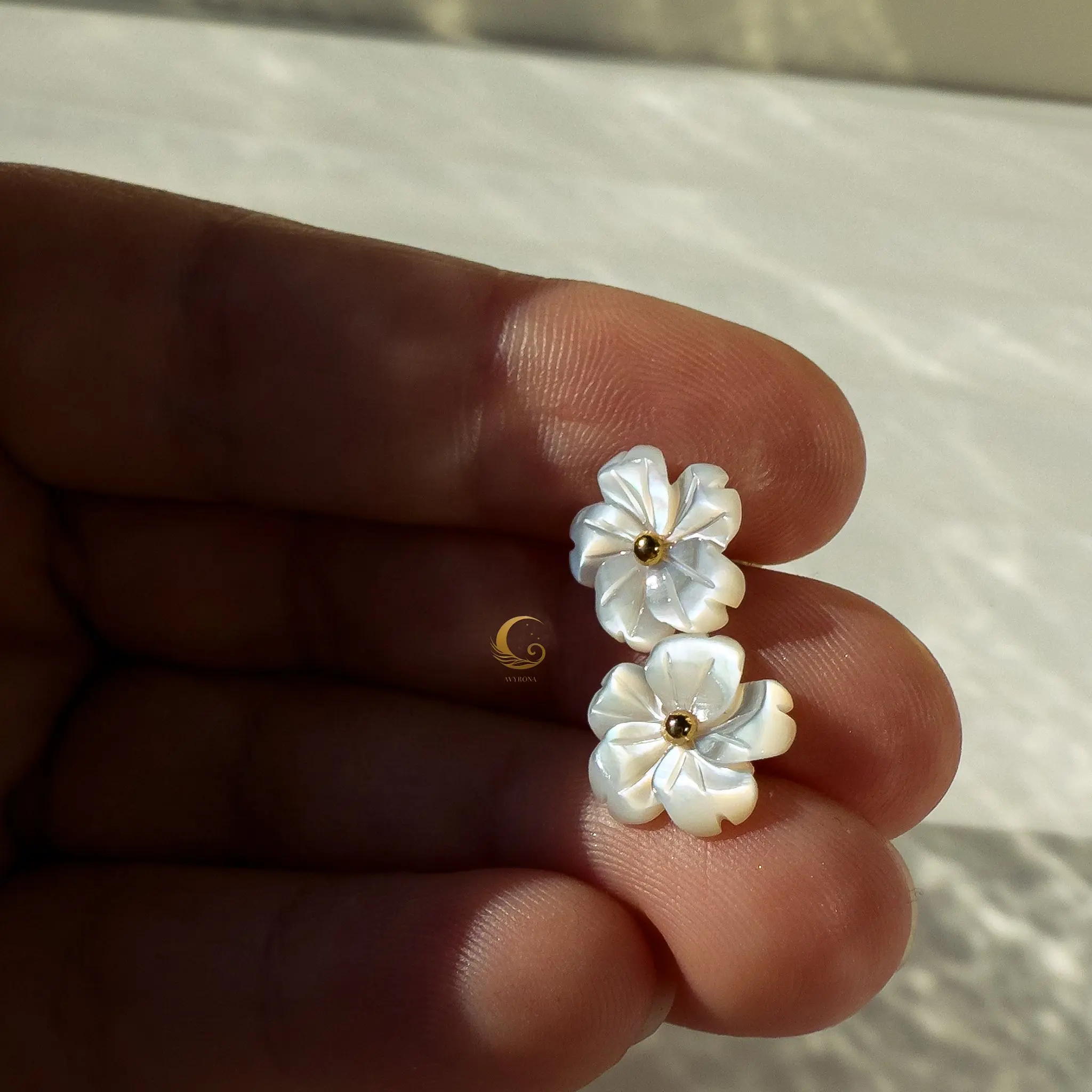 IMIRA – Natural Shell Flower Stud Earrings.