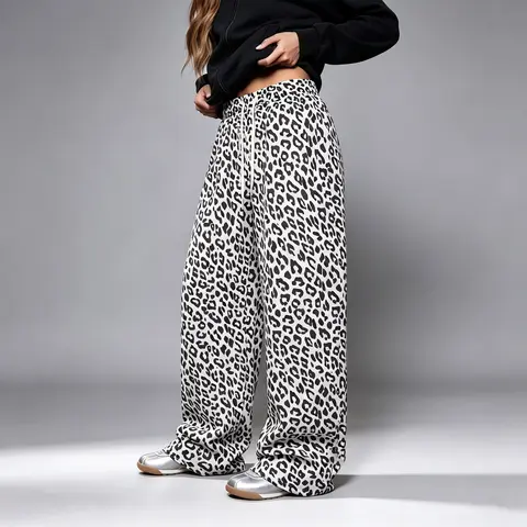 Women’s autumn/winter fashion casual pants, trendy leopard-print wide-leg loose fit, elastic waistband, suitable for vacations, shopping, dates, parties, and everyday wear—a versatile style.