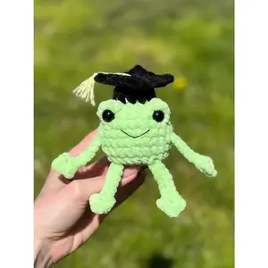 Crochet Graduation Frog, Handmade Crochet Graduation Plush, Cute Amigurumi Frog Doll with Cap Mini Frog Toy Kawaii Graduation Gift Class of 2026 Gift for Students Senior Gift Emotional Support Plush