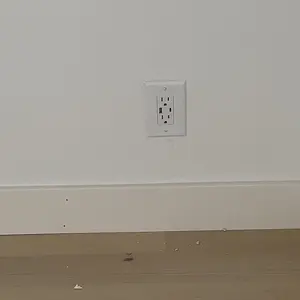 VEVOR USB Wall Outlet,  24 W 15A Tamper Resistant Electrical Outlet with 1 Type C & 1 Type A Ports, 2 Three-prong AC Outlets, Screwless Wall Plate Included, Charging for Multiple Devices, White