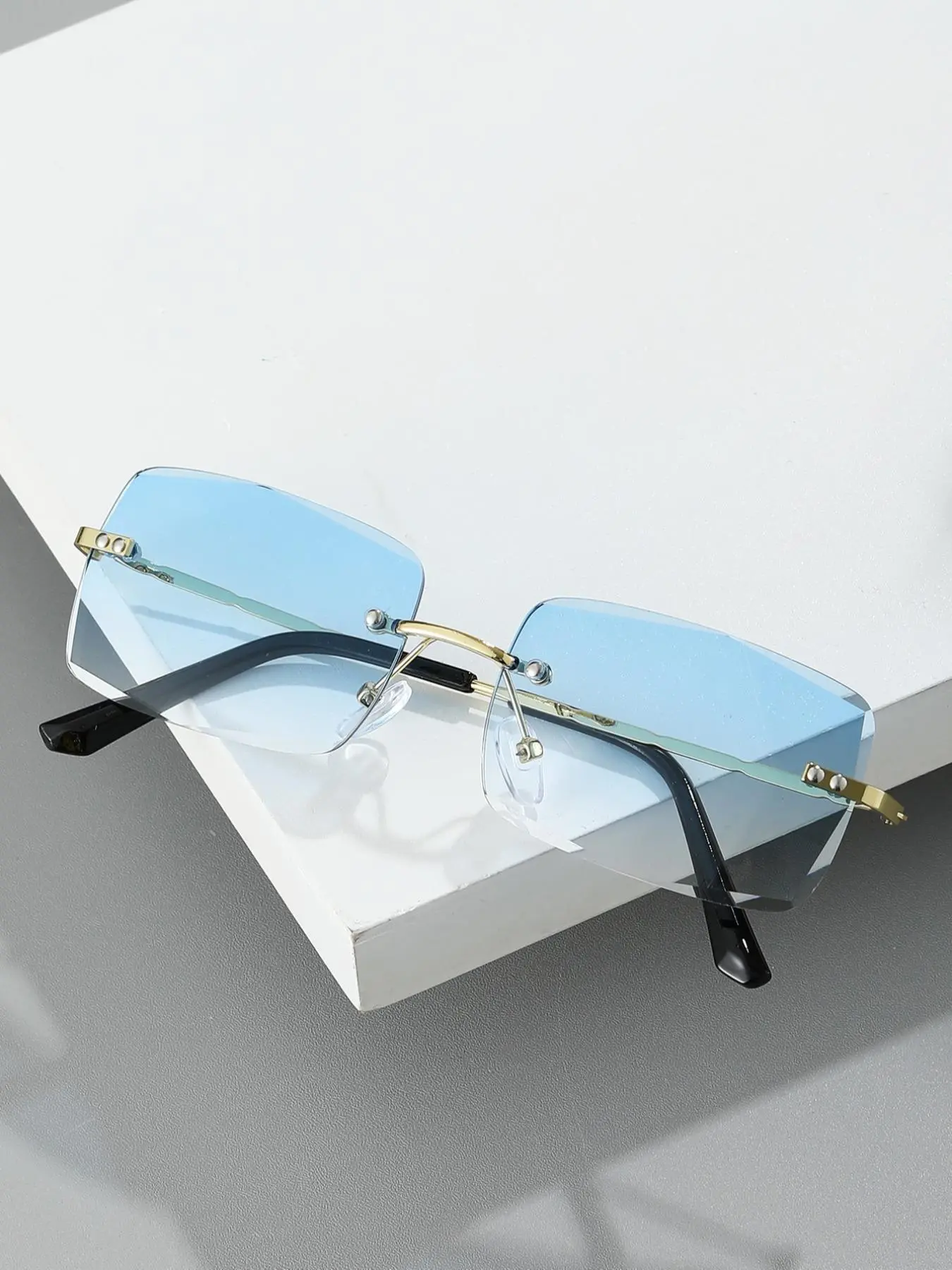 Simple Ombre Lens Square Sunglasses For Everyday Use, Modern Trendy Sunglasses, Trendy Casual Sunglasses, Summer Rimless Fashion Sunglasses, Trendy Shades, Travel Accessories