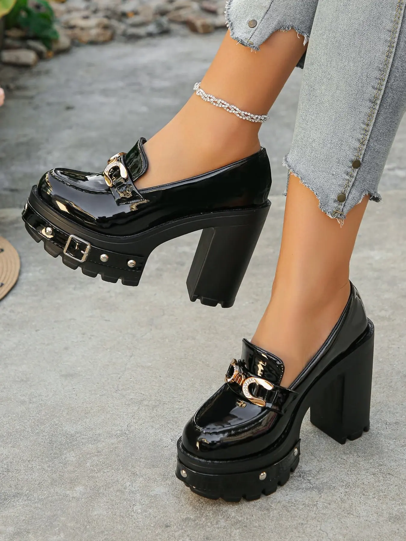 Women's Classic Platform Loafers, Chunky Platform Shoes, with Chunky Heel, Patent Leather, Metal Chain Decoration, Slip-On Closure, Studded Lug Sole, Versatile for All Seasons, Casual Outings, Formal Events, High Heel