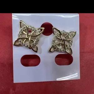 14k oro laminado aretes nudo de bruja