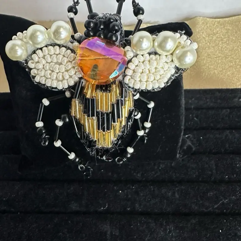 Broche de Abeja (solo broche, bee brooch (single brooch only ) Bordado totalmente a mano (ninguna piedra es pegada).