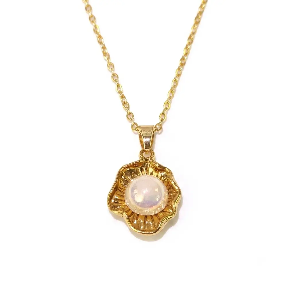 Necklace with Golden Shell Shape Pendant and Single Pearl, Vintage Coastal Charm Jewelry for Adults, Elegant and Gift-Ready, Luminous
