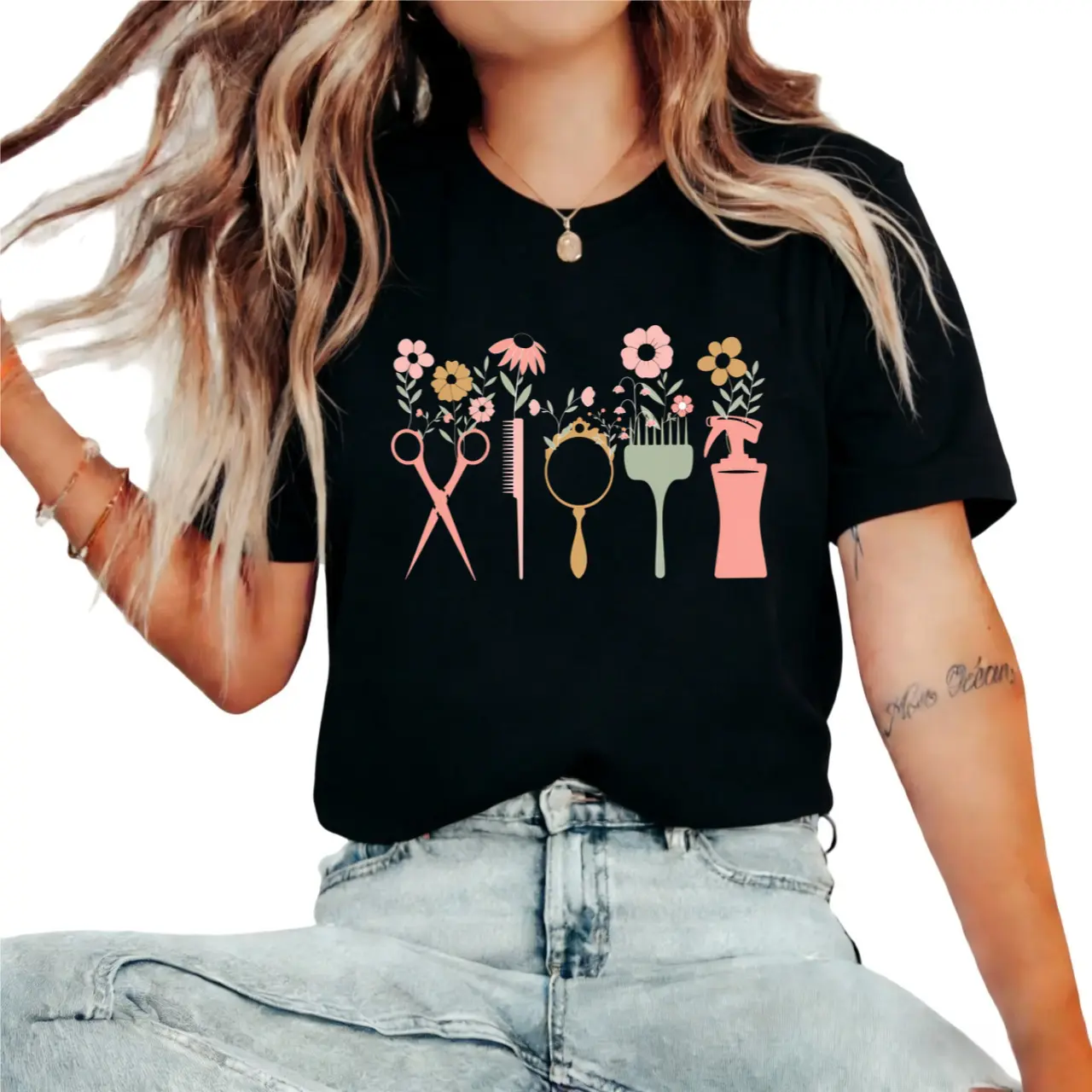 Women's Hair Stylist T-Shirt -  Short Sleeve Top with Hairstylist & Hair Tools Graphic Print Suitable for Hol, Casual Salon Apparel, All-Season Comfortable Blouse T-Shirts for Hairdressers