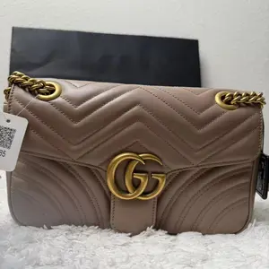 Pre-owned GUCCI Cow Shoulder Bags GG Marmont Small Matelassé Shoulder Bag