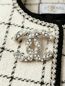 Luxury CC Brooch pins for Women, Classic Vine-Twist Pearl Design, Ideal for Collars, Hats, Scarves, Chokers, Bag Embellishment