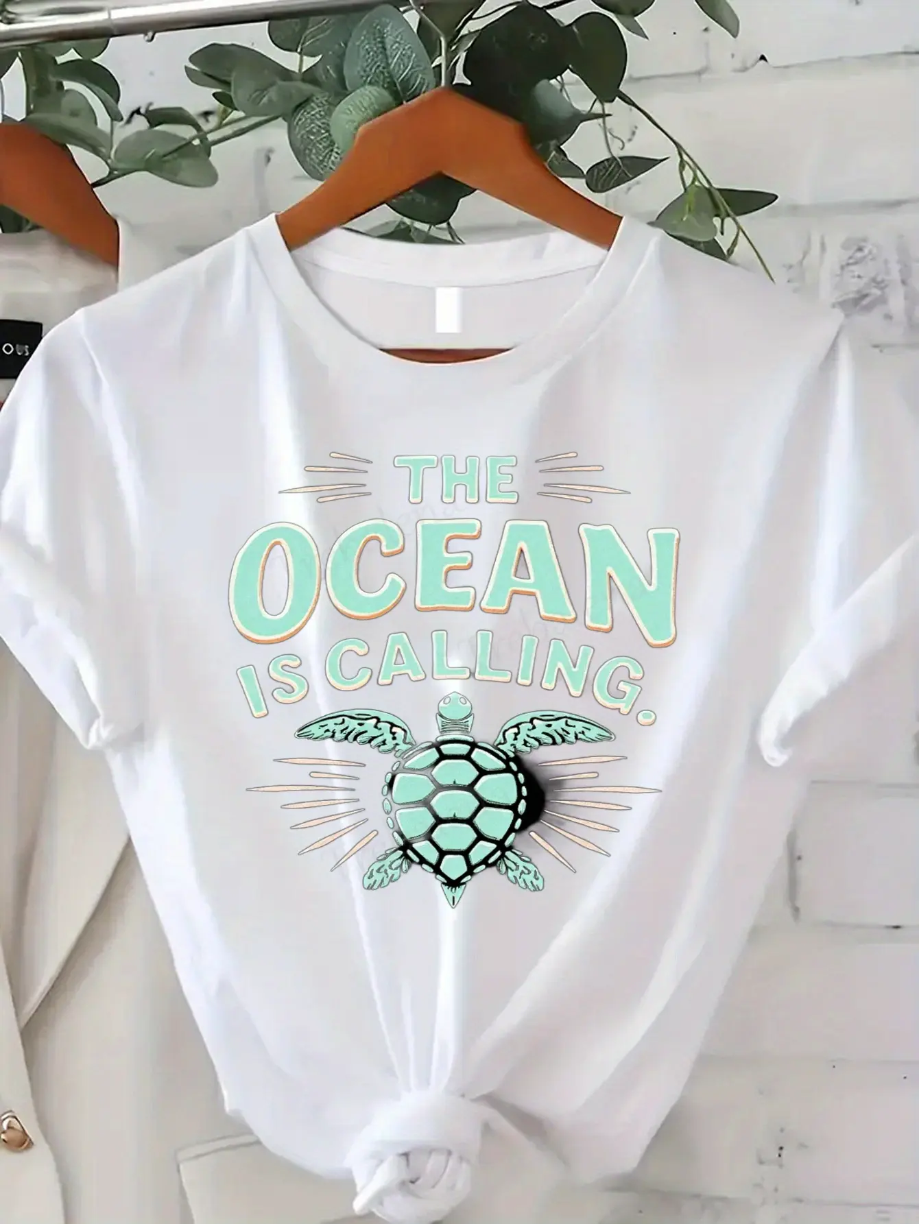Women's Oversized T-Shirt- Turquoise Sea Turtle and Wave Print Hawaiian Beachwear Top Casual Ocean-Themed Gift for Turtle Lovers Suitable for Hawaiian Vacations and Casual Attire(T