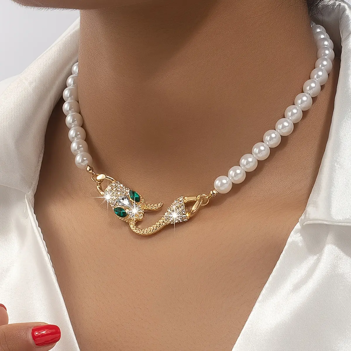 A Pearl Inlaid with Diamonds Snake Head Design Necklace Fashionable Unique Niche Light Luxury Elegant Vacation Party Banquet Women men gift