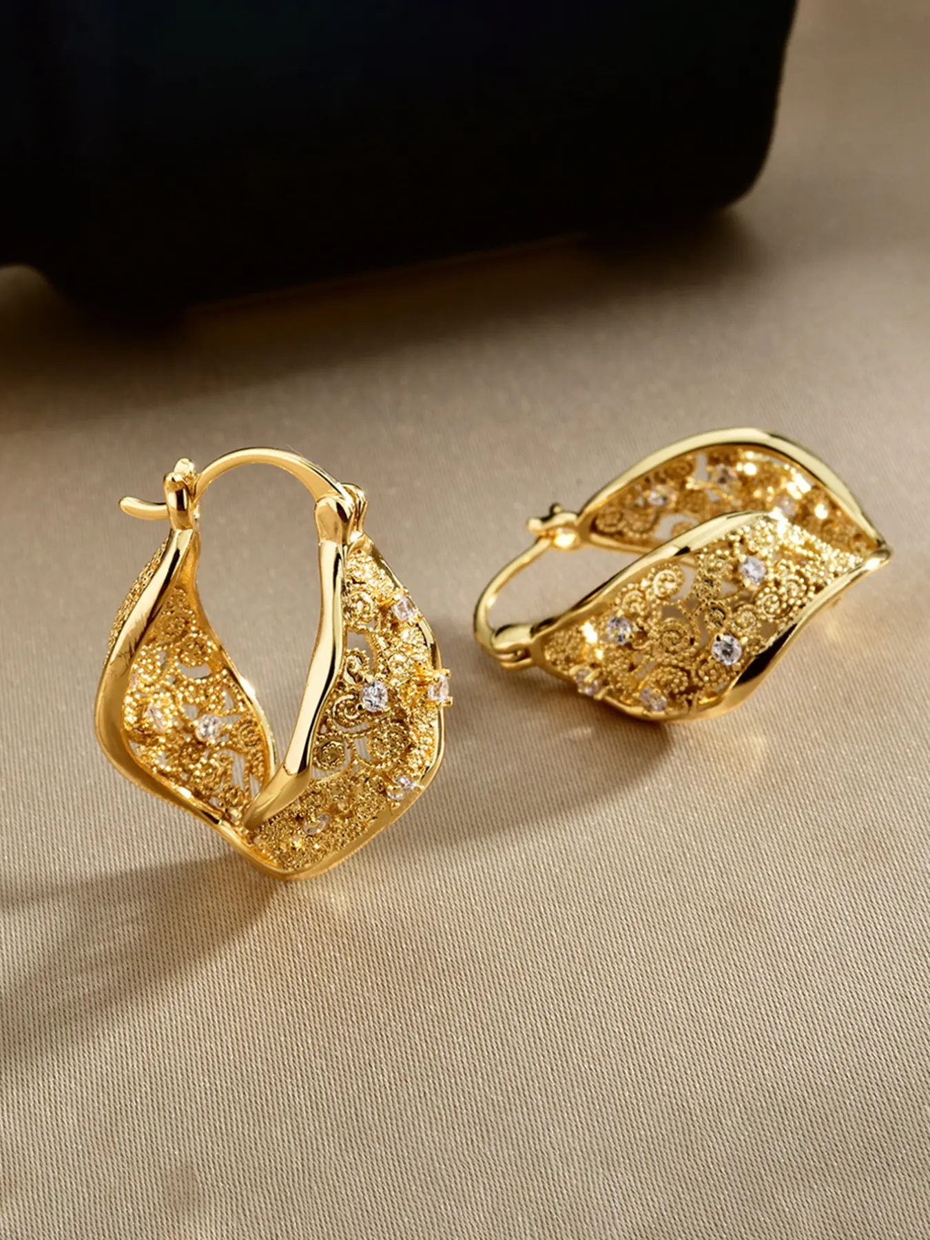 Unique Design Twisted U-Shaped Hollow Out Detail Jute Pattern Zircon Earrings, High-End Elegant Luxury Ear Jewelry for Women