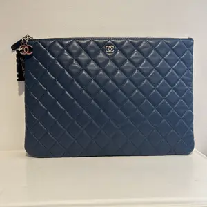 Pre-owned CHANEL Leather Clutches & Wristlets Coco Habana Large O Case Blue Clutch with Gold Hardware
