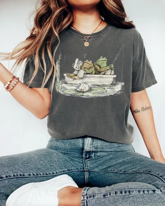 Comfort Colors Retro Frog and Toad T-shirt, Vintage Reading T-shirt, Cottagecore Shirt, Frog Graphic Tee, Librarian Gifts, Nature Lover Tee