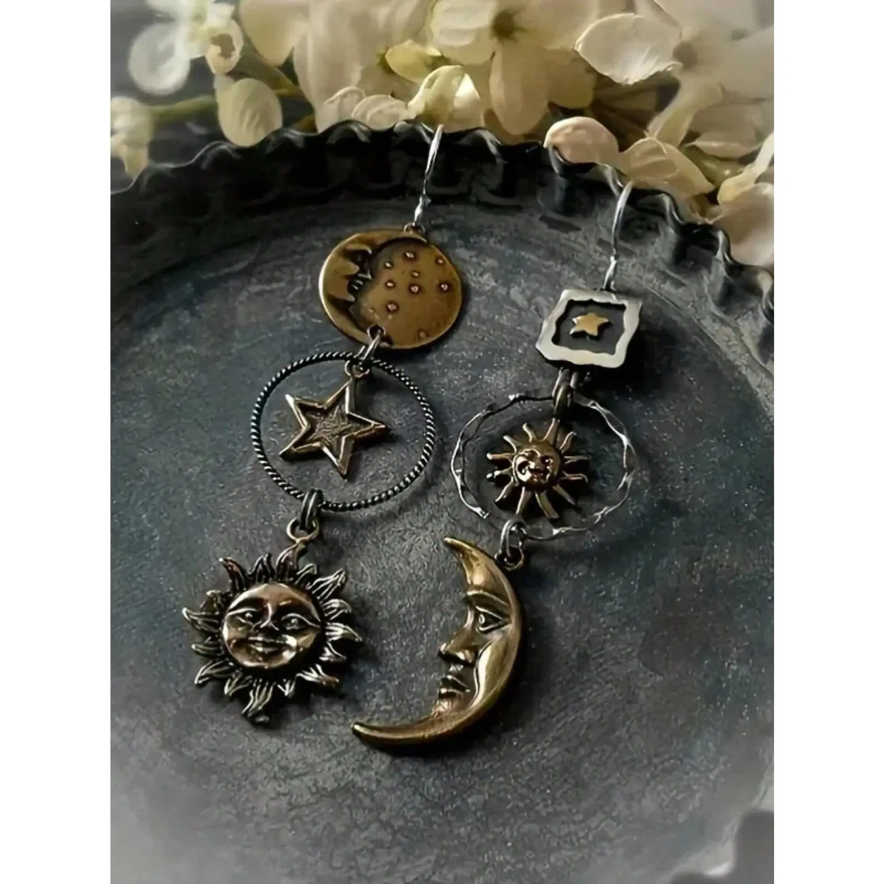 1 Pair Retro Charm Copper Metal Earrings - Celestial Motifs Moon & Sun Long Pendants, Casual Wear Fashion Jewelry for Men and Women, 1-Pair Set Costume Accessories, One Pair Set