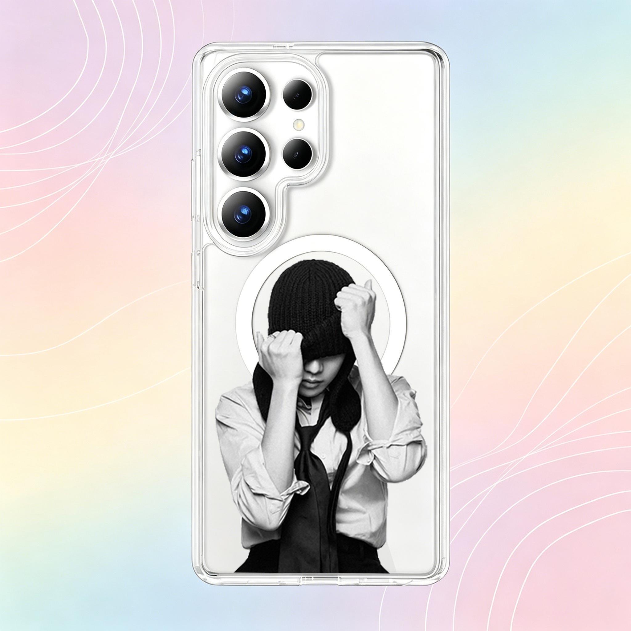 Retro-style phone case –  magnetic protective case. This K-Pop concert-themed product features a retro black and white aesthetic and an artistic boy band design, specially created for ARMYs. (Compatible with all Samsung models)