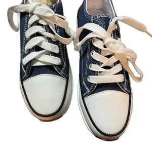 Tennis shoes