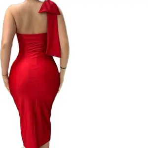 Vestido color rojo precioso,stretch, abertura atrás y moño en la manga