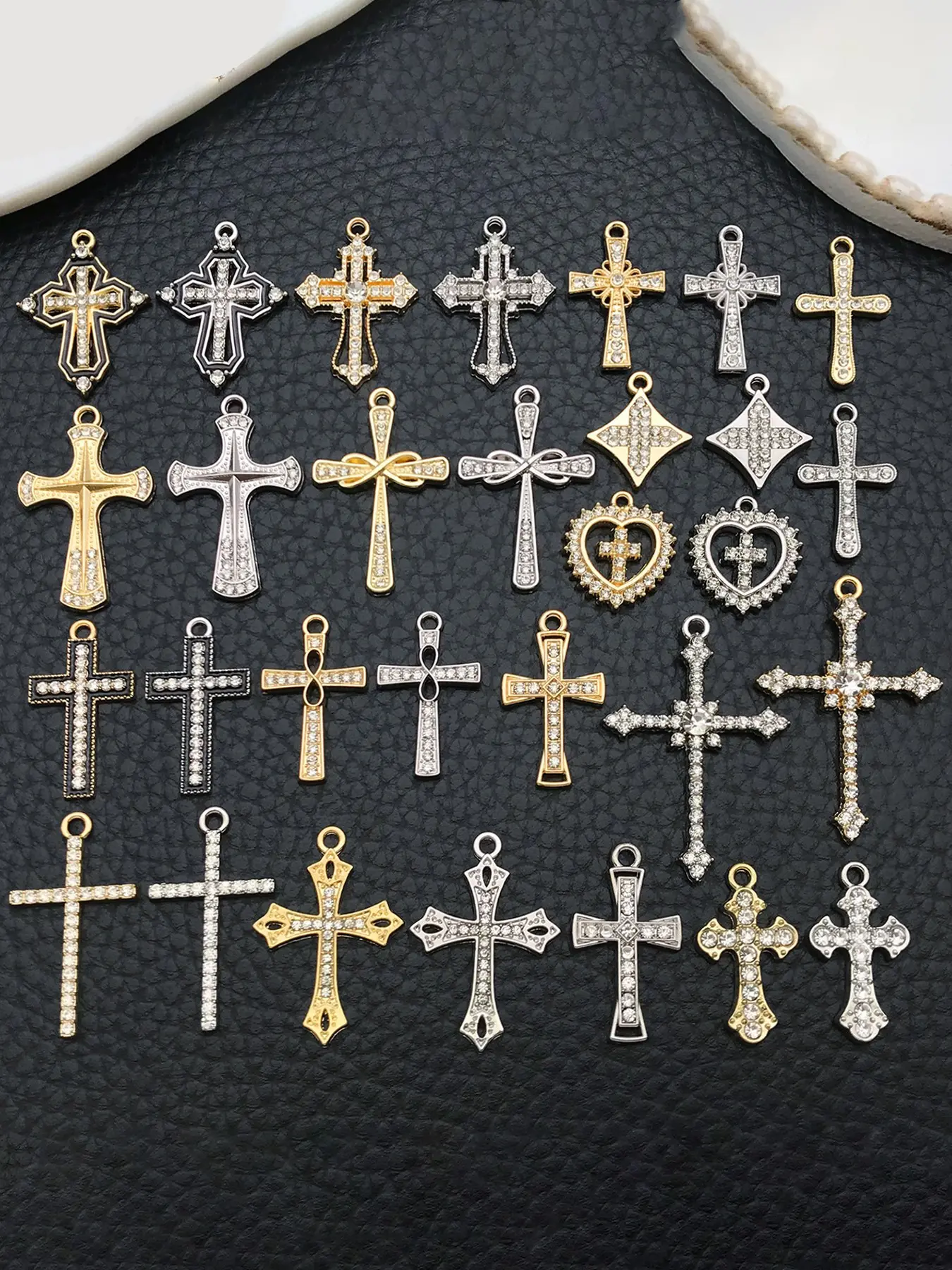 30pcs Mix Assorted Cross Charms Heart Cross Charm for Men Women Jewelry Making Faith Jewelry Religion Crucifix Cross Dangle Pendants for Easter Jewelry DIY Bracelet Women Necklace Earring Craft Accessory Decoration