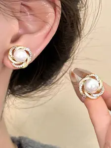 A fashionable French wrapped pearl earring, suitable for daily wear, vacation and dating occasions, and also a surprising and exquisite small gift
