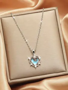 [Love Stone Clavicle Chain]Moonstone Heart Necklace,Moonstone Heart Pendant Necklace,Luxurious Lightweight Elegant Chain Pendant Necklace with a Gradient Moonstone Heart Design, Heart Shaped Necklace, Fashion Necklace