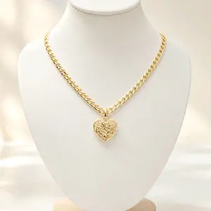 4mm x 21.7 inch Cadena cubana martillada con dije de corazon inflado calado . Laminado 14k