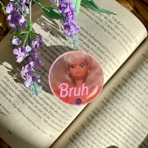 Sarcastic Pink Doll Bruh Meme Phone Grip, Cute Acrylic Retractable Griptok Stand for iPhone, Funny Relatable Aesthetic Phone Accessories Gift Idea