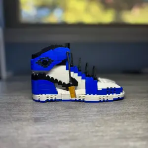 Custom Mini Brick Sneaker Display Model High-Top Style Building Toy for Collectors 5 Inches Tall Streetwear Inspired Decor 500+ pcs