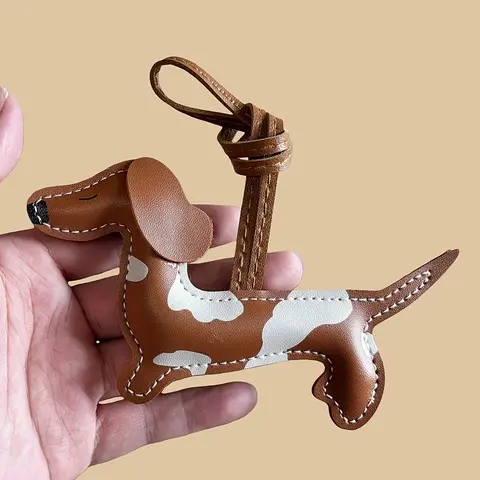 Handmade PU Leather Wiener Dog Keychain Kawaii, Cute Puppy Design with Small Dog Charm, Key Ring Accessory for Keys Backpack Car Accessories, Aesthetic Keychain, Cute Keychains