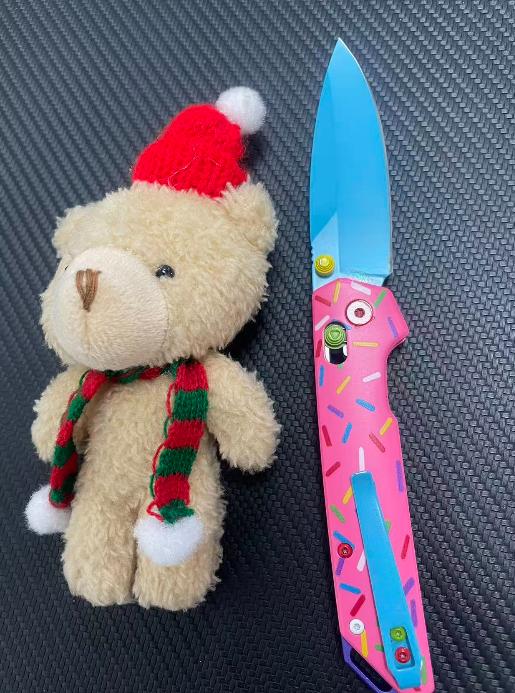 The 2038 Donut Outdoor Multi-Tool features an aluminum alloy handle and CMP high-hardness material. Ideal for outdoor activities, camping, driving, survival, and everyday carry, it measures 21 cm in total length and weighs 110 grams