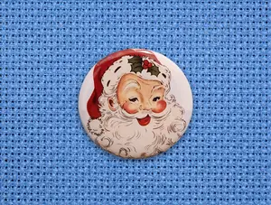 Vintage Santa Magnetic Needle Minder – Retro Christmas Cross Stitch & Embroidery Accessory